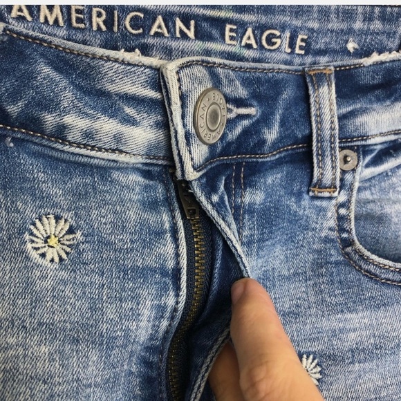 American Eagle Hi-Rise Shortie Jean Shorts with 
Floral Daisy Embroidery Size 8 - Picture 3 of 7